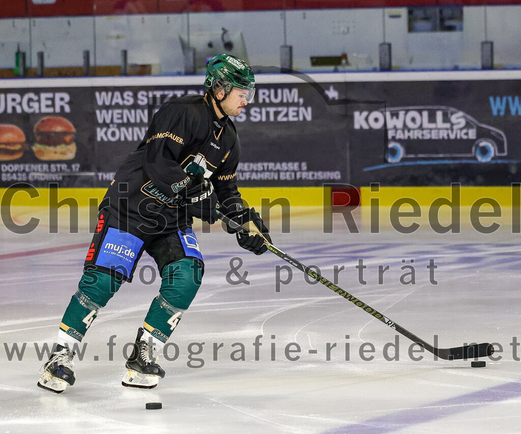 2025-11-30_011_TSV_Erding_gegen_EC_Peiting | Erding, Deutschland, 30.11.2025:Eishockey, Oberliga Süd 2025 / 2026, 22. Spieltag, TSV Erding gegen EC Peiting, Endergebnis: 5:1Jesse Kauhanen (Erding Gladiators, #4)Foto: Christian Riedel / fotografie-riedel.net