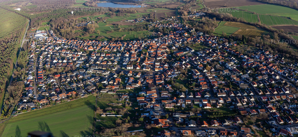Luftbild: Panorama aus Süden in Berg im Bundesland Rheinland-Pfalz in Deutschland. Foto: IMG_135731-Pano.jpg vom 03.01.2023 durch Werner Riehm/FLY-FOTO.deAuflösung des Originals: 6712 x 3084 px