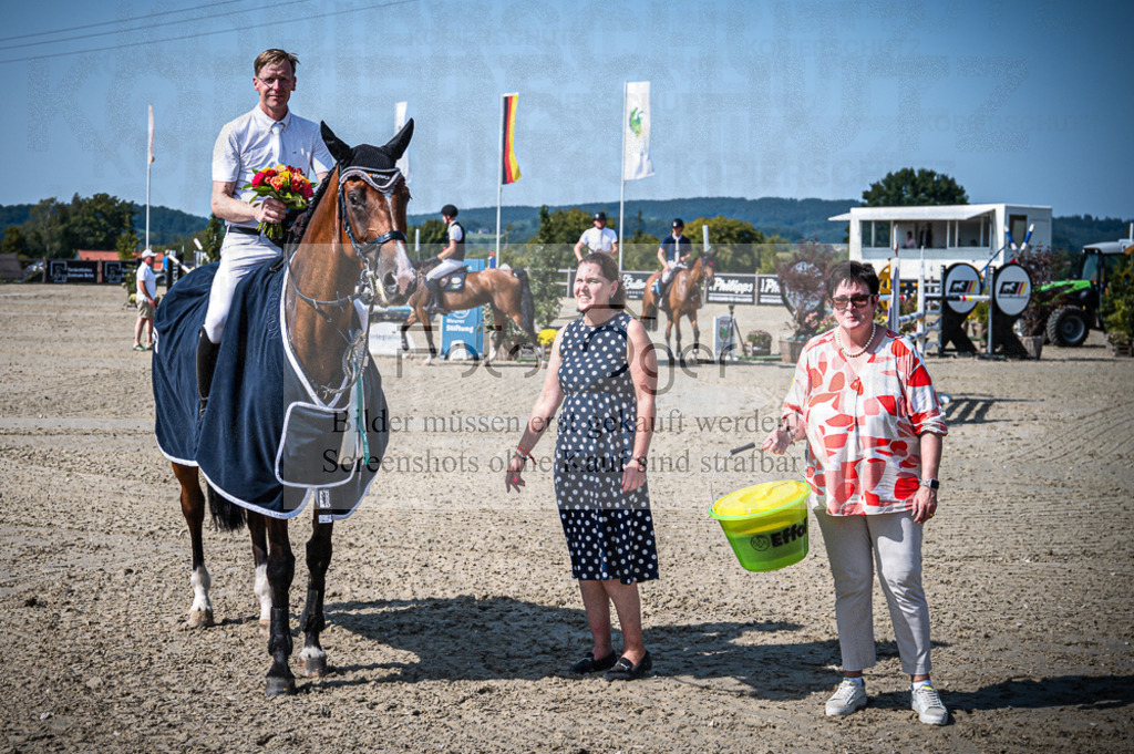 _DZ62203 | Entdecke hochwertige Reitturnierfotos von Foto Oger. Professionell, emotional und authentisch – jetzt Lieblingsmomente im Shop bestellen.Deutschlandweite Turnierfotografie. - Realisiert mit Pictrs.com