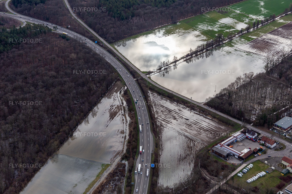 Luftbild: Waldgebiet Bienwald mit Land unter am Otterbach mit überschwemmten Wiesen an der A65 in Kandel im Bundesland Rheinland-Pfalz in Deutschland. Foto: IMG_124292.jpg vom 04.02.2021 durch Werner Riehm/FLY-FOTO.de