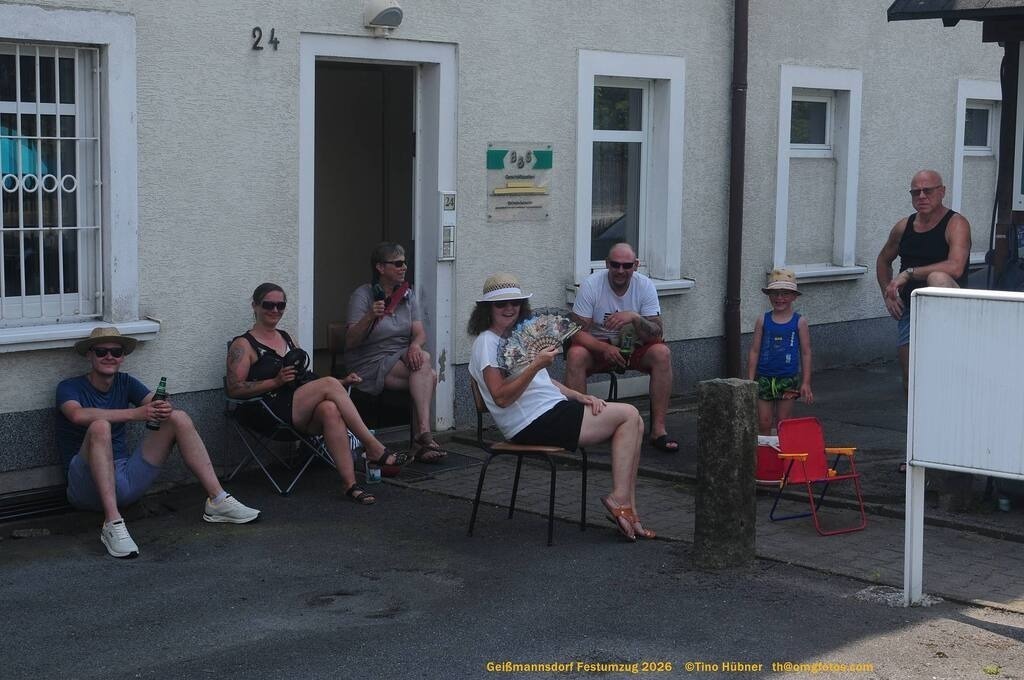 Geißmannsdorf-2026-Festumzug-012 | Festumzug in Geißmannsdorf bei Bischofswerda im Juni 2026. Fotografische Eindrücke und Momentaufnahmen vom Festumzug anläßlich des 800-jährigen Bestehens von Geißmannsdorf - mit Teilnehmern und Gästen, Strohpuppen und geschmückten Vorgärten und Grundstücken - Realisiert mit Pictrs.com