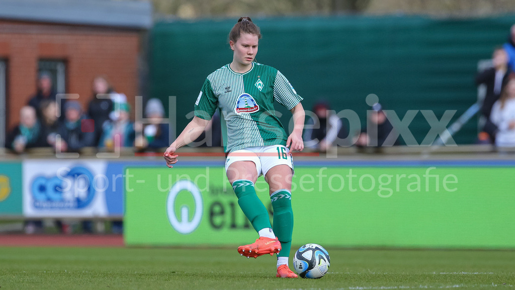 Fussball, Google Pixel Frauen-Bundesliga, SV Werder Bremen - SGS Essen | v.li.: Emilie Bernhardt (SV Werder Bremen, 16) am Ball, Freisteller, Einzelbild, Ganzkörper, Aktion, Action, Spielszene, DIE DFB-RICHTLINIEN UNTERSAGEN JEGLICHE NUTZUNG VON FOTOS ALS SEQUENZBILDER UND/ODER VIDEOÄHNLICHE FOTOSTRECKEN. DFB REGULATIONS PROHIBIT ANY USE OF PHOTOGRAPHS AS IMAGE SEQUENCES AND/OR QUASI-VIDEO.