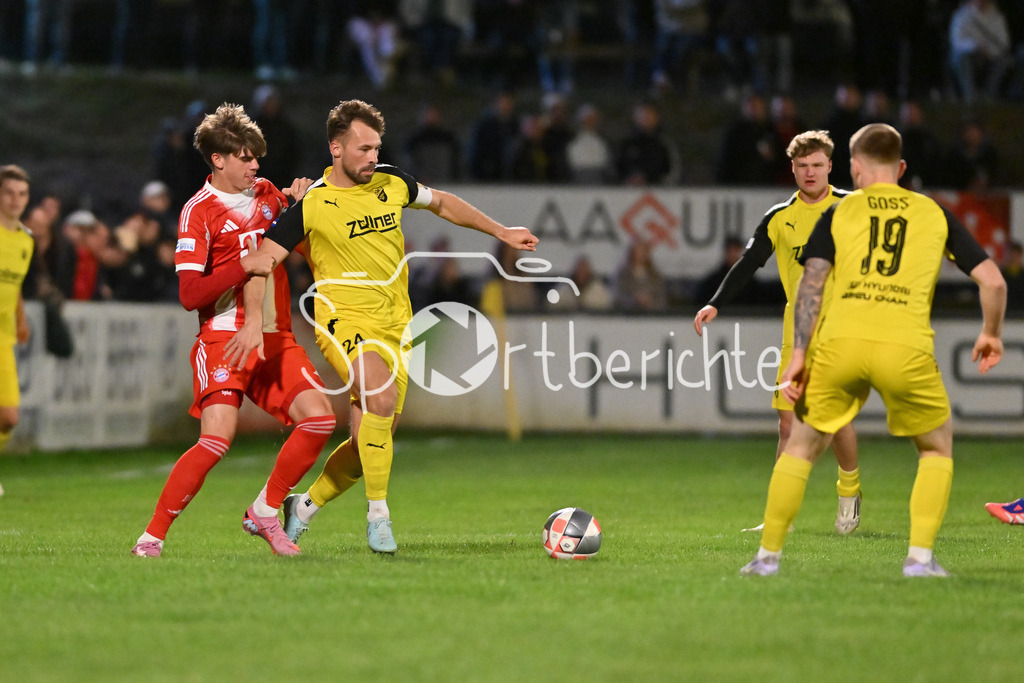 DJK Vilzing - FC Bayern Amateure | im Duell Guido Della ROVERE (FC Bayern Muenchen II 10) und Felix WEBER (DJK Vilzing 24) / Zweikampf / Regionalliga Bayern: DJK Vilzing - FC Bayern Amateure; Manfred-Zollner Stadion am 23.09.2025