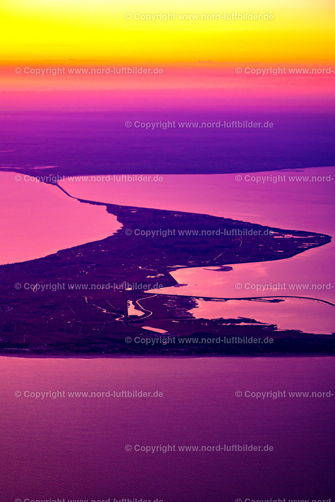 els_sylt_rantum_becken_els_1685170421 | SYLT 17.04.2021 Sonnenaufgang am Küstenbereich der Nordsee - Insel im Ortsteil Rantum (Sylt) in Sylt im Bundesland Schleswig-Holstein, Deutschland. Weiterführende Informationen bei: Sylt Marketing GmbH. // Sunrise coastal area North Sea - Island in the district Rantum (Sylt) in Sylt in the state Schleswig-Holstein, Germany. Further information at: Sylt Marketing GmbH. Foto: Martin Elsen