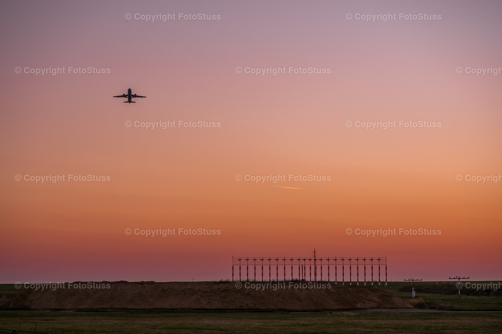 Startendes Flugzeug am Flughafen Düsseldorf am Abend | Startendes Flugzeug am Flughafen Düsseldorf am Abend zum Sonnenuntergang. - Realisiert mit Pictrs.com