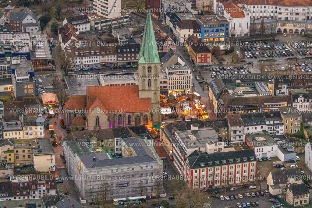 Hamm231204903 | Luftbild evang. Pauluskirche, Marktplatz, Weihnachtsmarkt mit Eislauffläche, Mitte Stadtbezirk Heessen, Hamm, Ruhrgebiet, Nordrhein-Westfalen, Deutschland