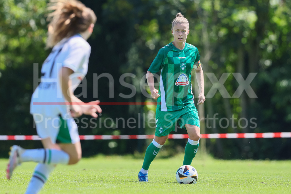 Fussball, Testspiel Frauen, Borussia Mönchengladbach - SV Werder Bremen | v.li.: Michelle Ulbrich (SV Werder Bremen, 5) am Ball, Einzelbild, Ganzkörper, Aktion, Action, Spielszene