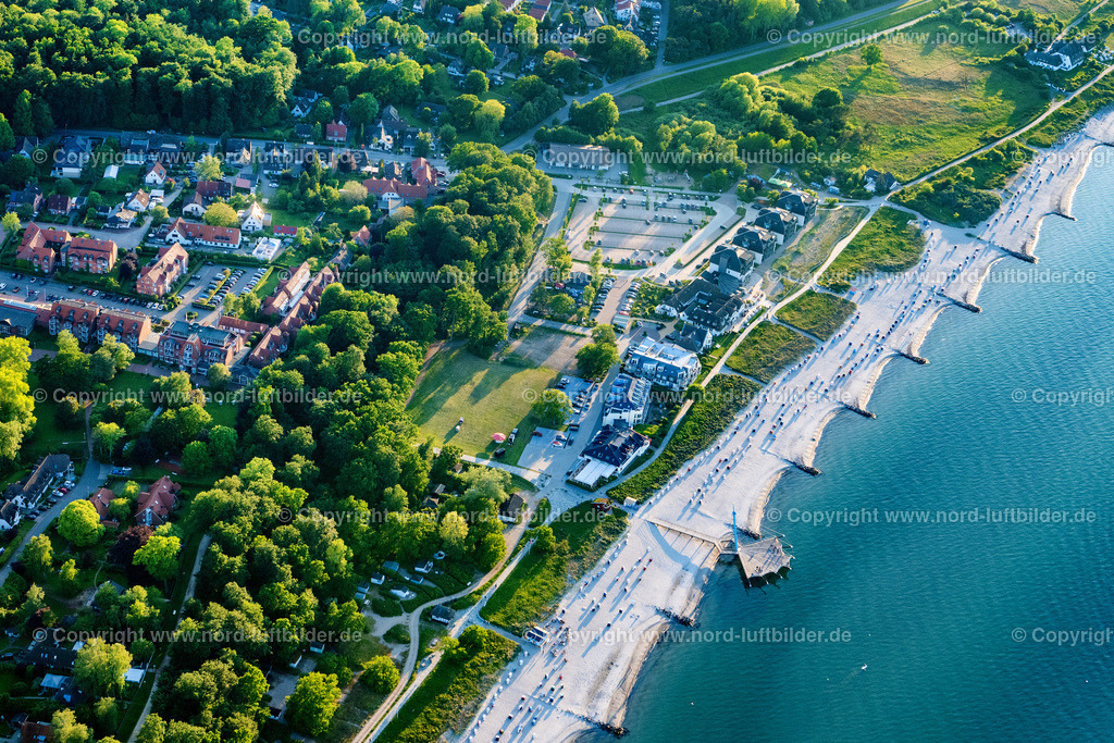 Hohwacht_ELS_9273030622 | HOHWACHT (OSTSEE) 03.06.2022 Ortsansicht an der Meeres-Küste der Ostsee in Hohwacht im Bundesland Schleswig-Holstein. // Townscape on the seacoast of Baltic Sea in Hohwacht in the state Schleswig-Holstein. Foto: Martin Elsen
