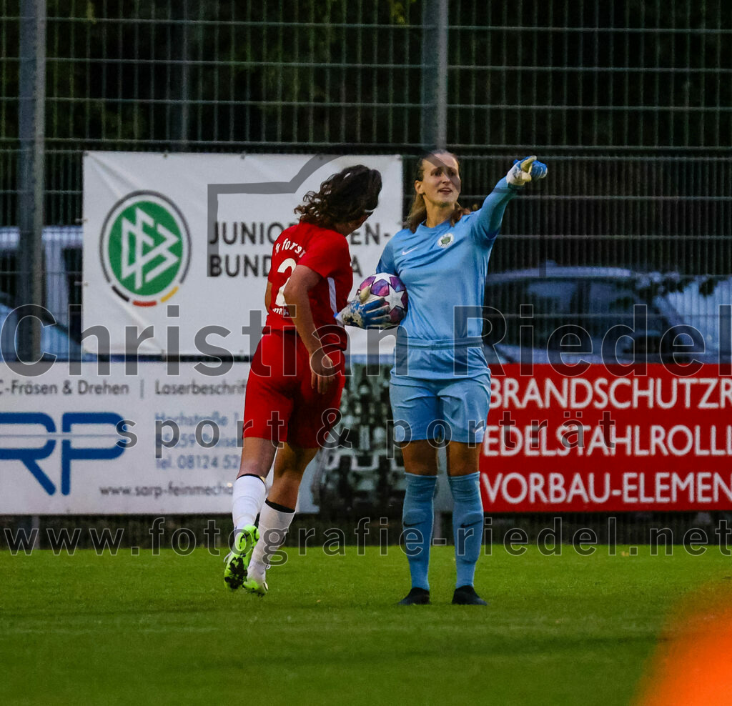 2023-10-21_045_FC_Forstern_gegen_FC_Ezelsdorf | Forstern, Deutschland, 21.10.2023:
Fußball, Frauen Bayernliga 2023 / 2024, 8. Spieltag, FC Forstern gegen FC Ezelsdorf, Endergebnis: 2:1

Lena Greimel (FC Forstern, #2), Torfrau Christina Kneißl (FC Forstern, #1)

Foto: Christian Riedel / fotografie-riedel.net