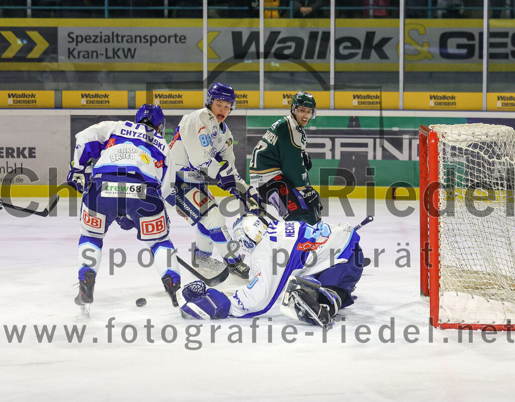 2026-01-23_033_TSV_Erding_gegen_SC_Riessersee | Erding, Deutschland, 23.01.2026:Eishockey, Oberliga Süd 2025 / 2026, 40. Spieltag, TSV Erding gegen SC Riessersee, Endergebnis: 6:5 n.V.Christopher Chyzowski (SC Riessersee, #16), Torwart Andreas Mechel (SC Riessersee, #50), Mark Waldhausen (Erding Gladiators, #27)Foto: Christian Riedel / fotografie-riedel.net