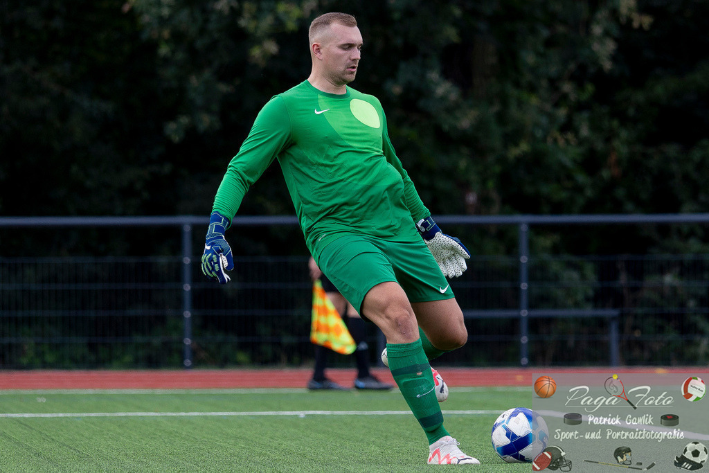 Testspiel: Spvgg. 03 Fechenheim - Türk Gücü Friedberg, 13.07.2024 | Armin Buchholz (Spvgg. 03 Fechenheim #32) mit Ball, Freisteller, Portrait / Porträt, Spvgg. 03 Fechenheim - Türk Gücü Friedberg, Frankfurt am Main, Sportanlage Birsteiner Straße, 13.7.2024 - Realisiert mit Pictrs.com