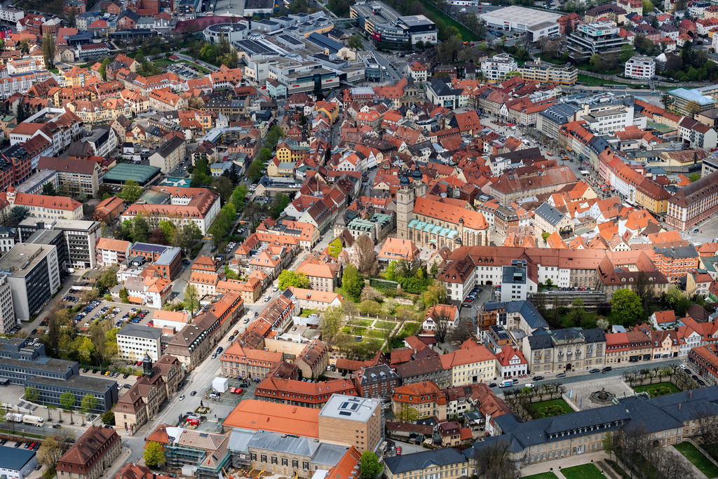 dr__0095142.jpg | BAYREUTH 28.04.2022 Stadtzentrum im Innenstadtbereich entlang der Maximilianstraße an der Maximilianstraße in Bayreuth im Bundesland Bayern. // The city center in the downtown are on street Maximilianstrasse in Bayreuth in the state Bavaria. Foto: Daniel Reiter