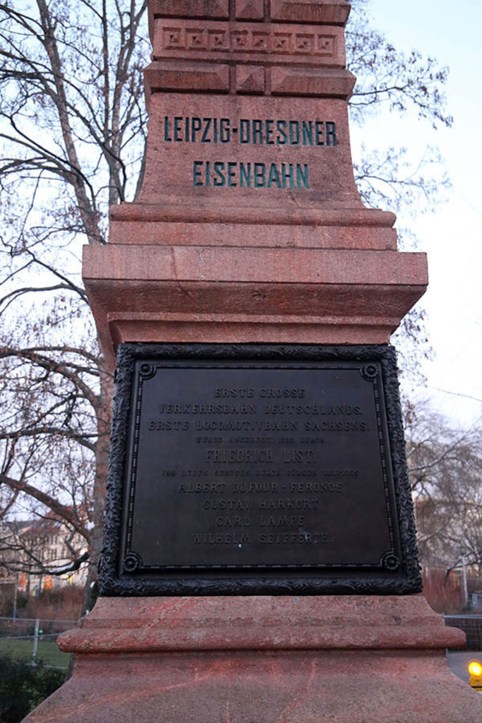 Foto: Leipzig - Eisenbahnobelisk | Das Team hinter BILDLEXIKON LEIPZIG bündelt historische wie aktuelle Informationen über die Stadt Leipzig in Text und Bild auf einer Plattform und stellt diese der interessierten Öffentlichkeit zur Verfügung.