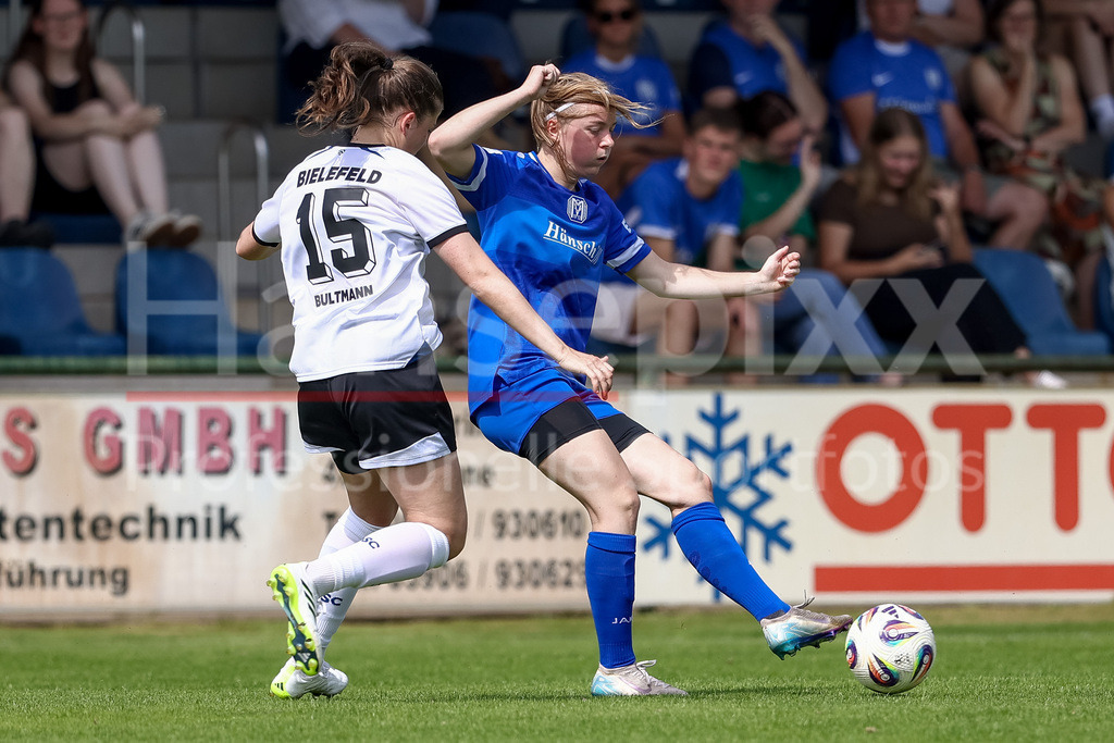 Fussball, Testspiel Frauen, SV Meppen - DSC Arminia Bielefeld | v.li.: Lea Bultmann (DSC Arminia Bielefeld, 15) und Bente Bode (SV Meppen, 14) im Zweikampf, Duell, Dynamik, Aktion, Action, Spielszene