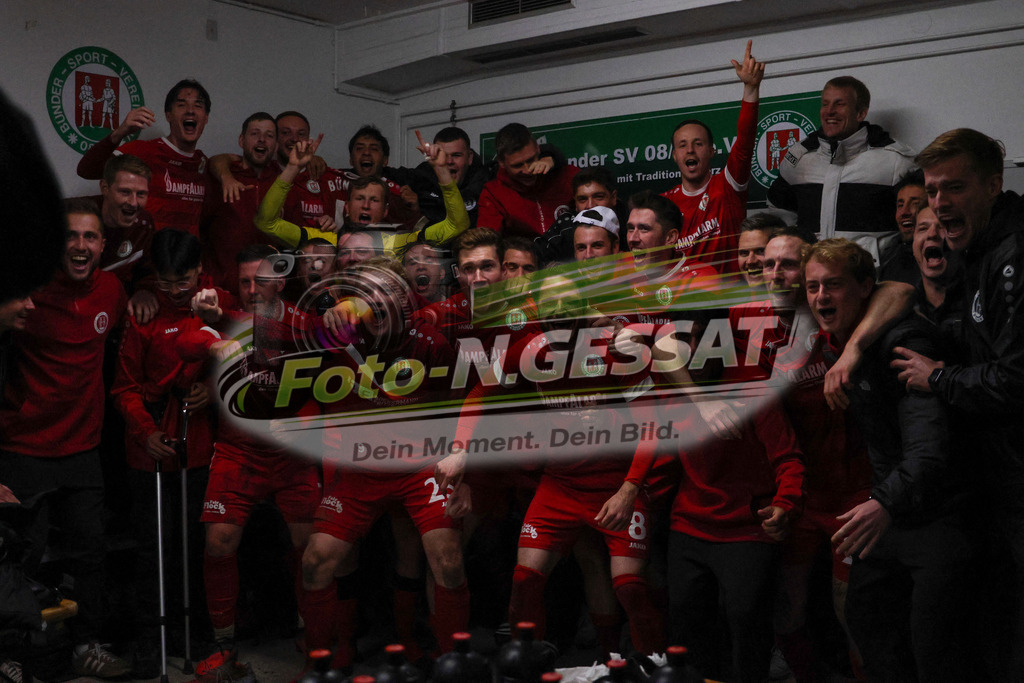 Bünder SV - VfL Mennighüffen | Auf dem Bild zu sehen: Bünder SV: KabinenfeierBünder SV, VfL Mennighüffen, Saison 26/27, Kreispokal, Viertelfinale, Bünde, Deutschland - Realisiert mit Pictrs.com