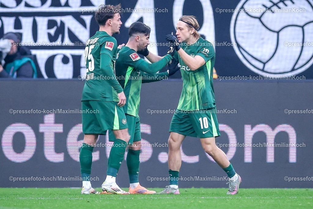 BMG13122501040 | 13.12.2025, Fußball, Borussia Mönchengladbach - VfL Wolfsburg, 1. Fußball Bundesliga, 14.Spieltag, Borussia-Park, Saison 2025 2026: Torjubel nach dem Tor zum 2:1 durch Torschütze Mohamed Amoura&nbsp;(VfL Wolfsburg #09)  DFB regulations prohibit any use of photographs as image sequences and or quasi-video.