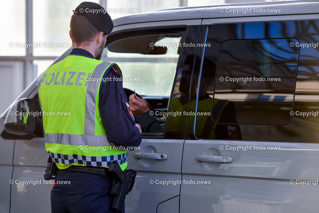 Polizei Grenzkontrolle_ 28.12.2022-3 | 28.12.2022, Weigetschlag Grenzuebergang, AUT, Polizei, Grenzkontrolle, im Bild Polizei, Kontrolle, Grenze, Oesterreich, Tschechien, Papiere