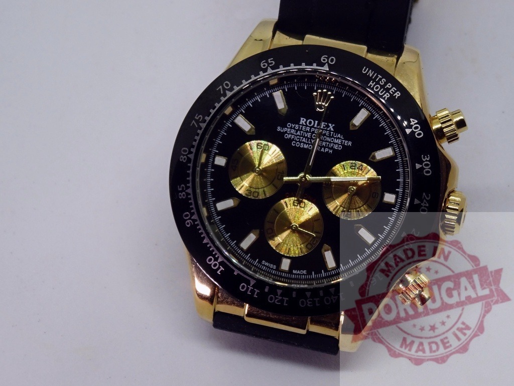 Rolex Oyster Perpetual Cosmograph Daytona chronograph watch | Gold Rolex Oyster Perpetual Cosmograph Daytona watch with a black dial and chronograph functions - Realisiert mit Pictrs.com