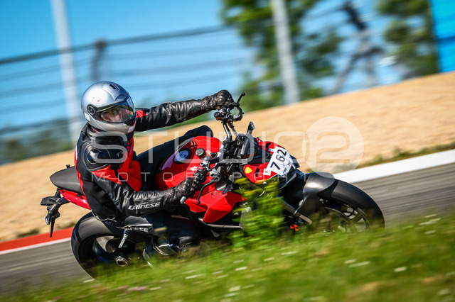 0762-260526NBR-012_762 | Deine Full-Service-Agentur für ✔️Videoproduktionen und ✔️Motorsportfotografie Jetzt Angebot anfragen!