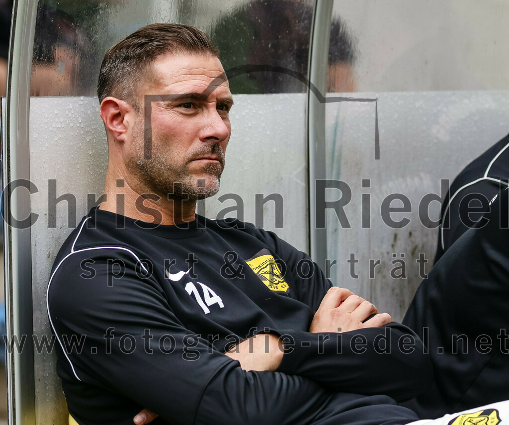 2023-07-29_088_FC_Moosinning_gegen_TuS_Raubling | Moosinning, Deutschland, 29.07.2023:
Fußball, Bezirksliga Oberbayern Ost 2023 / 2024, 1. Spieltag, FC Moosinning gegen TuS Raubling, Endergebnis: 0:7

Trainer Christoph Ball (FC Moosinning)

Foto: Christian Riedel / fotografie-riedel.net