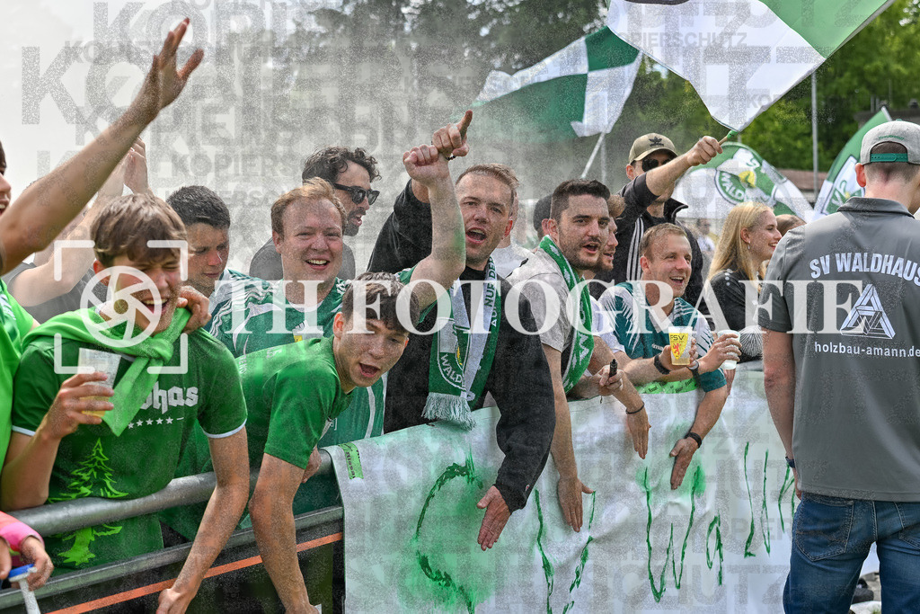 GER, FC Hauingen - SV Waldhaus, Frauen-Fussball, Rothaus Bezirkpokal, Finale, Saison 2024/2025, 29.05.2025 | Team SV Waldhaus freut sich ueber den Sieg und den Gewinn des Bezirkspokals.GER, FC Hauingen - SV Waldhaus, Frauen-Fussball, Rothaus Bezirkpokal, Finale, Saison 2024/2025, 29.05.2025Foto: TH Fotografie/Thomas Hess