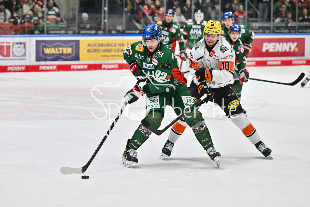 Augsburger Panther - Löwen Frankfurt | AUGSBURG, GERMANY - 16. JANUARY: im Duell Joseph CRAMAROSSA (Augsburger Panther 92) und Jakob LILJA (Löwen Frankfurt 10) während dem Match zwischen den Augsburger Panthern und den Löwen Frankfurt am 40. Spieltag der penny DEL im Curt Frenzel Stadion