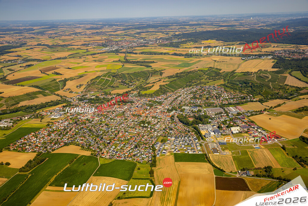 Das Luftbild zeigt :  Sulzfeld - Die Luftaufnahme wurde 2024 vom UL-Flugzeug aus erstellt ( keine Drohne ) - Hochauflösende Luftaufnahme - Für grossformatige Ausdrucke geeignet. Die Geschenkidee !Mit Lizenz und Bildrechte bestellbar