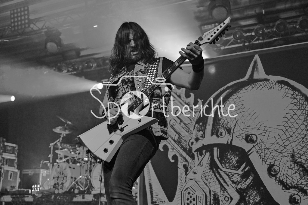 Evil Obsession | Sdom Gitarrist Yorck SEGATZ beim Konzert in Regensburg an seiner Gitarre / Evil Obsession Part II, Eventhall Airport am 29.12.2024