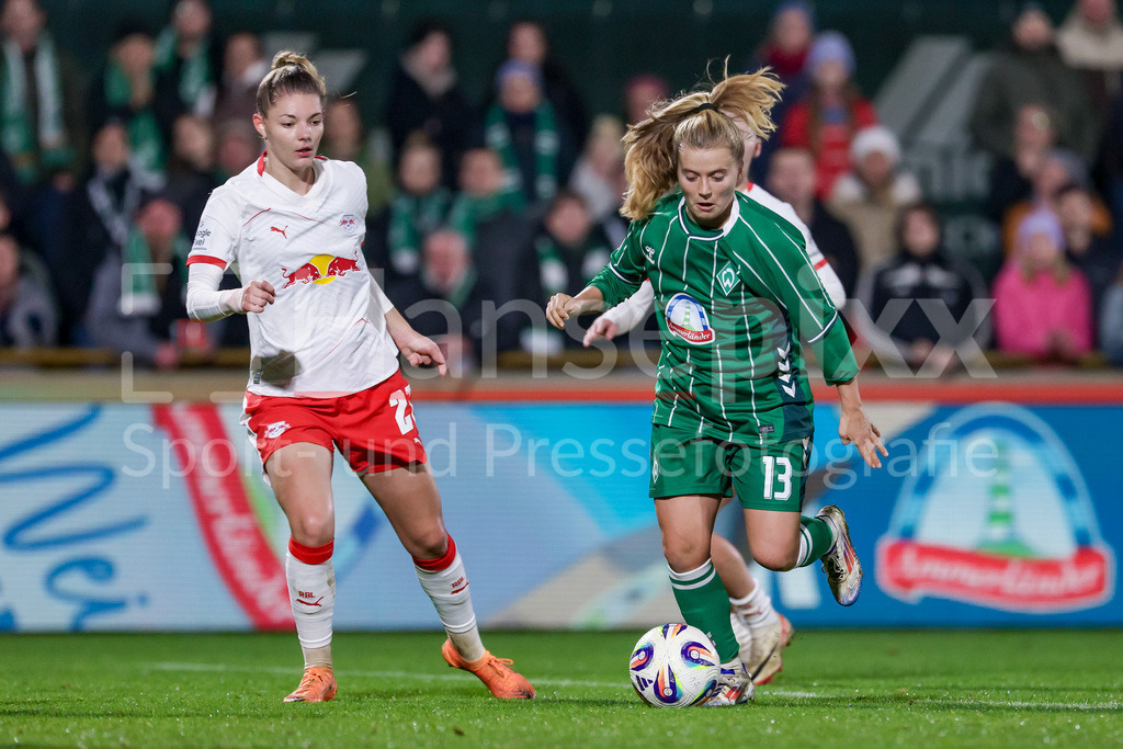 Fussball, Google Pixel Frauen-Bundesliga, SV Werder Bremen - RB Leipzig | v.li.: Julia Landenberger (RB Leipzig, 21) und Ricarda Walkling (SV Werder Bremen, 13) im Zweikampf, Duell, Dynamik, Aktion, Action, Spielszene, DIE DFB-RICHTLINIEN UNTERSAGEN JEGLICHE NUTZUNG VON FOTOS ALS SEQUENZBILDER UND/ODER VIDEOÄHNLICHE FOTOSTRECKEN. DFB REGULATIONS PROHIBIT ANY USE OF PHOTOGRAPHS AS IMAGE SEQUENCES AND/OR QUASI-VIDEO.