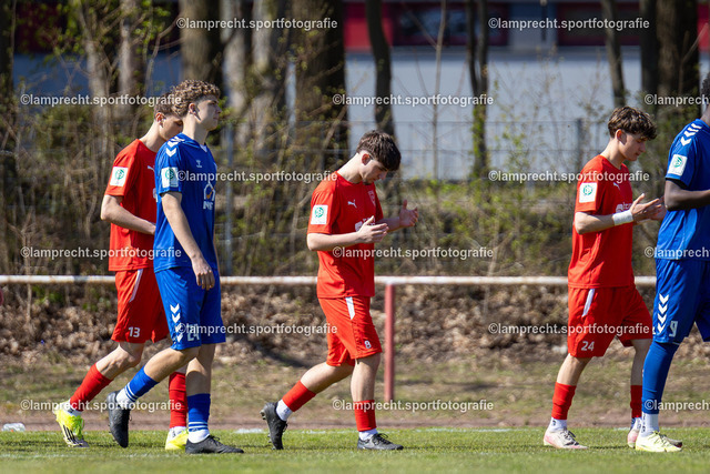 Fußball I Junioren I Saison 2025-2026 I DFB-Nachwuchsliga I 8. Spieltag I JFV Lübeck - 1. FC Magdeburg 02 | v.l. Ben Breustedt (13, JFV Lübeck), Malte Noah Hohmann (24, 1. FC Magdeburg), Alexander Erwin Laval (8, JFV Lübeck), Jonas Dünnfort (24, JFV Lübeck) - Realisiert mit Pictrs.com