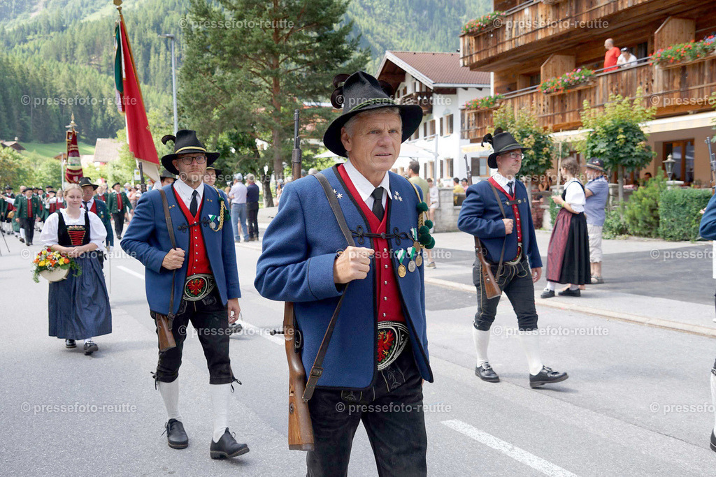e36-news-2023-Juli23-Regimentsschuetzenfest3-Steeg-UMZUG_DORF-DSC07533 | Info aus dem Bezirk Reutte/Ausserfern Tirol sowie eine umfangreiche Bilddatenbank über die gesamte Region: Lechtal, Talkessel Reutte, Tannheimertal, Zwischentoren. Lech, Plansee, Zugspitze, Grenztunnel, B179, Fernpassstraße, Verkehr, Lawinen, Tradition, - Realisiert mit Pictrs.com