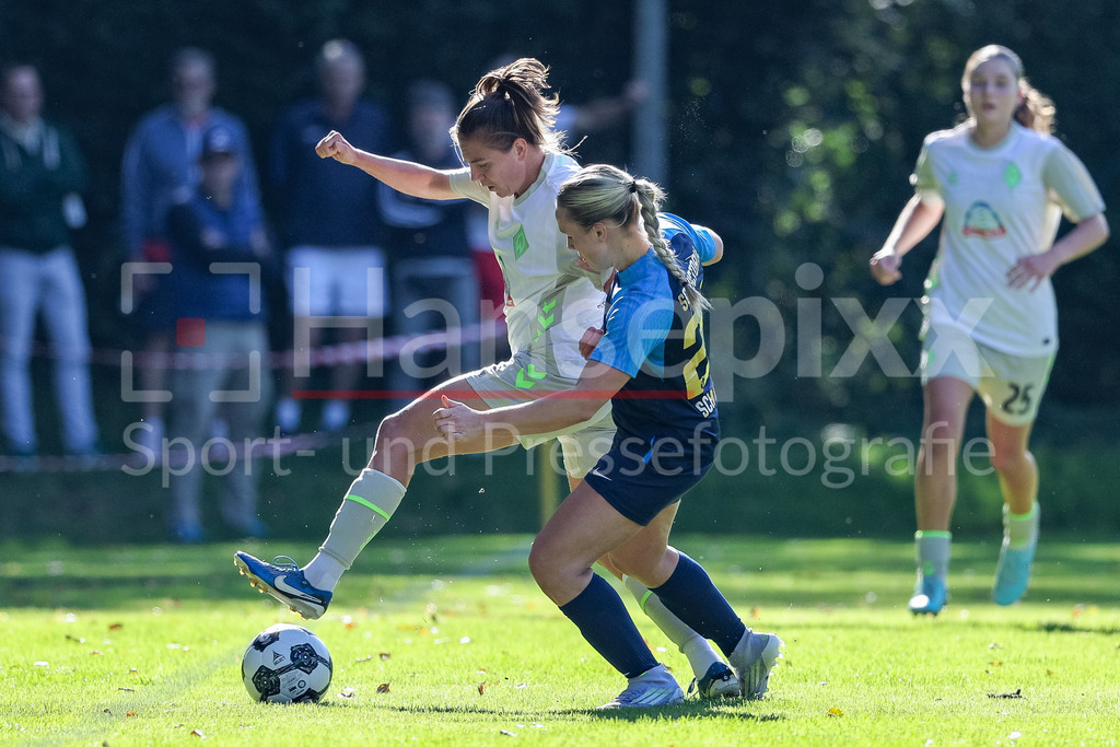Fussball, DFB-Pokal Frauen, SC Victoria Hamburg - SV Werder Bremen | v.li.: Rieke Dieckmann (SV Werder Bremen, 22) und Nele Schwedler (SC Victoria Hamburg, 24) im Zweikampf, Duell, Dynamik, Aktion, Action, Spielszene, DIE DFB-RICHTLINIEN UNTERSAGEN JEGLICHE NUTZUNG VON FOTOS ALS SEQUENZBILDER UND/ODER VIDEOÄHNLICHE FOTOSTRECKEN. DFB REGULATIONS PROHIBIT ANY USE OF PHOTOGRAPHS AS IMAGE SEQUENCES AND/OR QUASI-VIDEO.