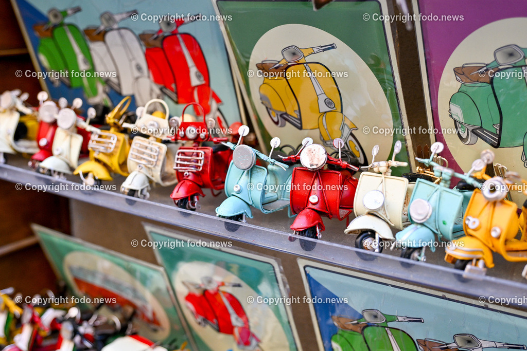 Italien_ Toskana_ San Gimignanao_ 26.05.2024-10 | 26.05.2024, Italien, ITA, Toskana, San Gimignano im Bild Stadtansichten Gebäude, Architektur, Touristen, Historisch, Ansichten der berühmten Stadt San Gimignano in der Toskana-Italien - View of the famous town San Gimignano in Tuscany-Italy


San Gimignano ist eine italienische Kleinstadt in der Toskana mit einem mittelalterlichen Stadtkern. San Gimignano wird auch die Stadt der Türme genannt. Die Stadt liegt in der Provinz Siena. Sie gehört neben Florenz, Siena und Pisa zu den von Touristen meist besuchten Zielen in der Toskana.