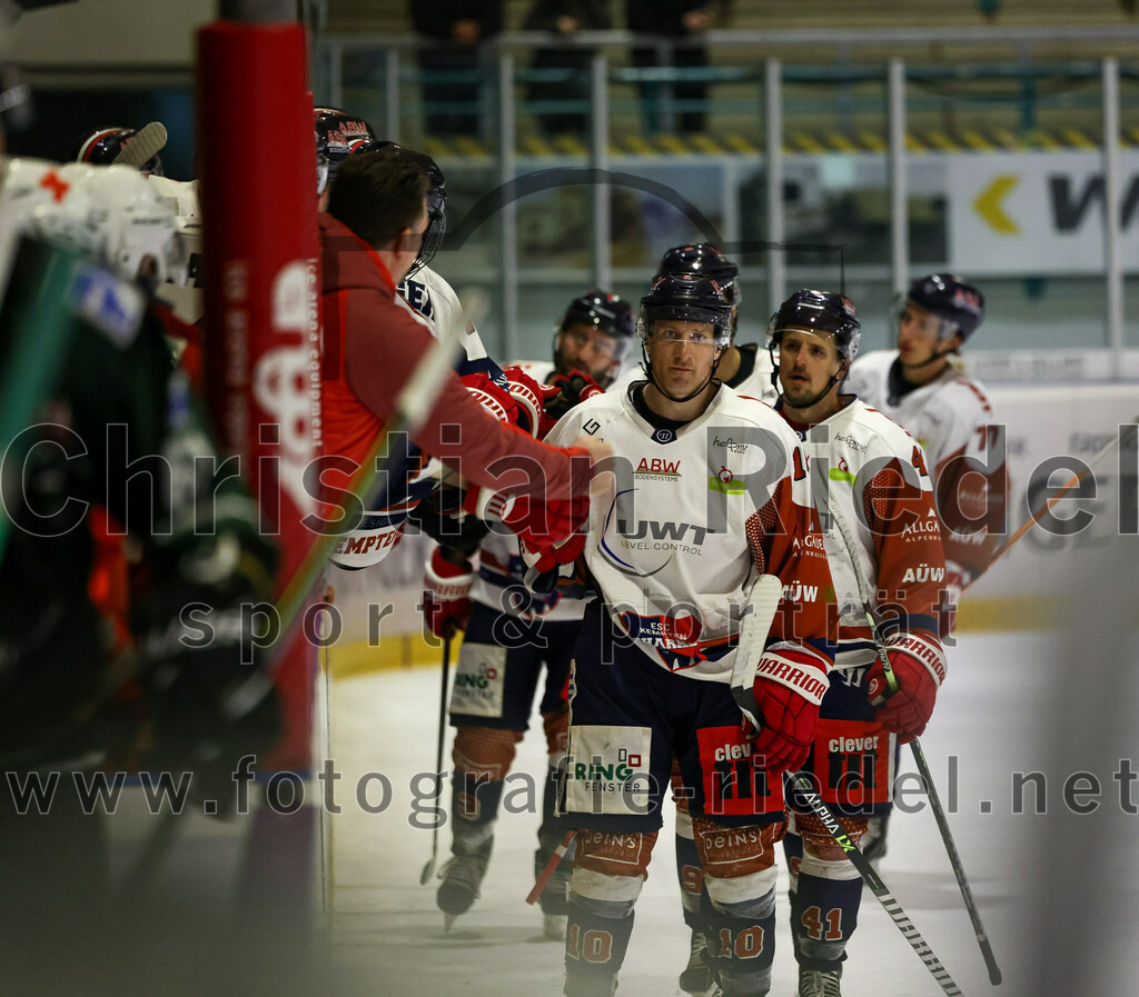 2023-03-07_136_TSV_Erding_gegen_ESC_Kempten | Erding, Deutschland, 07.03.2023:
Eishockey, Bayernliga Playoffs 2022 / 2023, Viertelfinale, TSV Erding gegen ESC Kempten, Endergebnis: 9:3

Nikolas Oppenberger (ESC Kempten, #10), Rostislav Martynek (ESC Kempten, #41)

Foto: Christian Riedel / fotografie-riedel.net