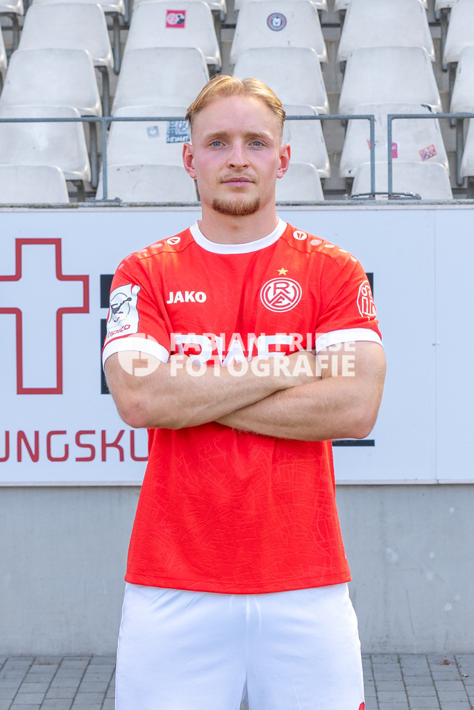 Rot-Weiss Essen; 3. Liga, Portraettermin 2026/2027, Foto: Eibner-Pressefoto/Fabian Friese | Tony Menzel (Rot-Weiss Essen, #08),Rot-Weiss Essen; 3. Liga, Portraettermin 2026/2027, Foto: Eibner-Pressefoto/Fabian Friese - Realisiert mit Pictrs.com