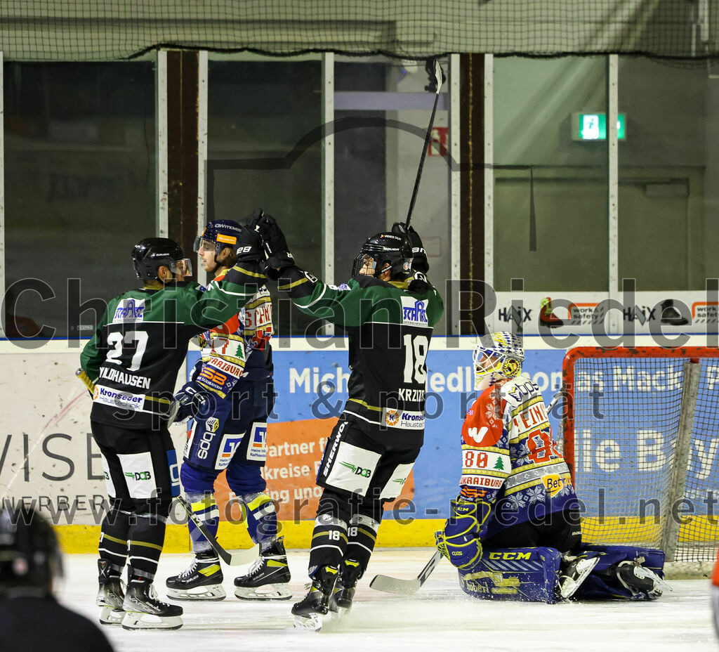 2022-12-09_028_TSV_Erding_gegen_EHC_Waldkraiburg | Erding, Deutschland, 09.12.2022:
Eishockey, Bayernliga 2022 / 2023, 19. Spieltag, TSV Erding gegen EHC Waldkraiburg, Endergebnis: 9:2

Mark Waldhausen (Erding Gladiators, #27), Daniel Krzizok (Erding Gladiators, #18), Torwart Kevin Yeingst (EHC Waldkraiburg, #80)

Foto: Christian Riedel / fotografie-riedel.net