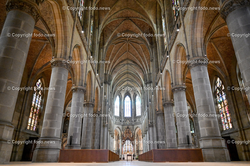 Domplatz Linz_ Mariendom_ Neuer Dom_ 16.04.2024-8 | 16.04.2024, Domplatz Linz, AUT, Mariendom, Neuer Dom, im Bild Dom, Neuer Dom, Mariendom, Innenraum, Altar, Sitzbaenke, Kirchenschiff, Saeulen, Fenster, Glas
