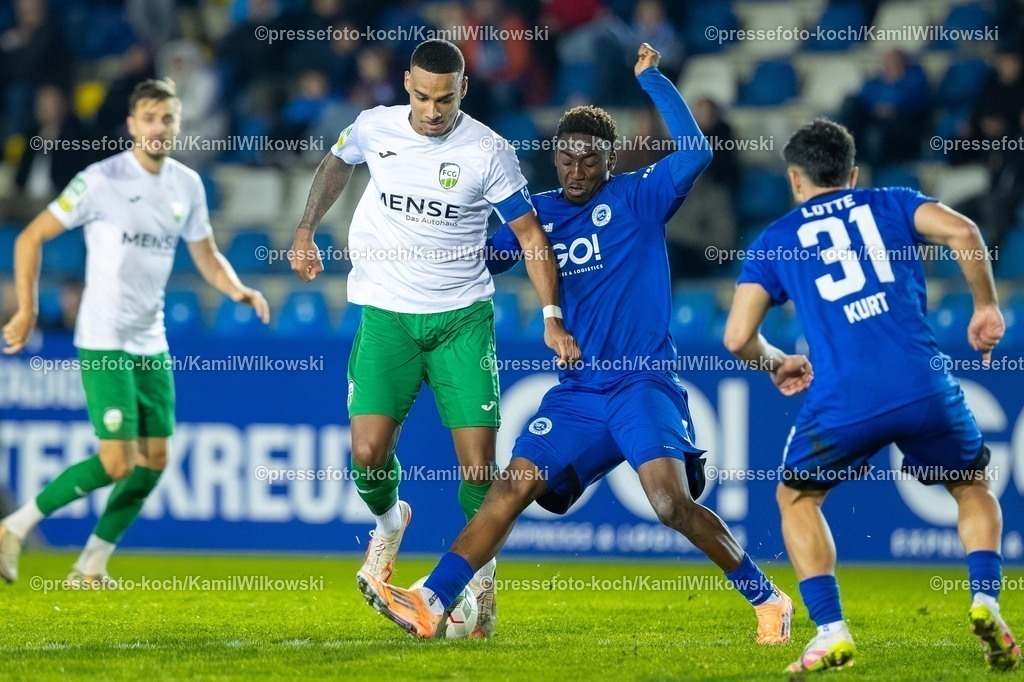 xKWI31102501156 | 31.10.2025, xkwix, Fußball, Regionalliga West, VfL Sportfreunde Lotte - FC Gütersloh, Stadion am Lotter Kreuz: Samuel Owusu Addai (VfL Sportfreunde Lotte #9) im Zweikampf gegen David Winke (FC Gütersloh #17)