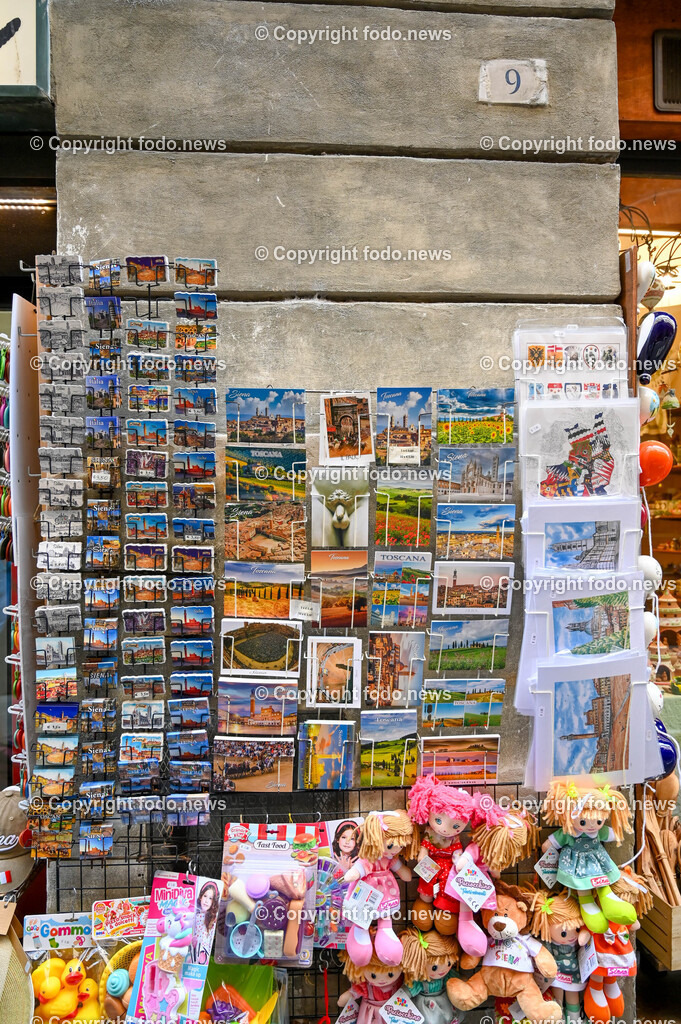 Italien_ Toscana_ Siena_ 27.05.2024-155 | 27.05.2024, Italien, ITA, Toskana, Siena im Bild Stadtansichten, Gebäude, Architektur, Touristen, Historisch, Souvenier, Piazza Del Campo, Dom von Siena


Siena ist Hauptstadt der Provinz Siena und gilt als eine der schönsten Städte der Toskana und Italiens. Die historische Altstadt gehört seit 1995 zum UNESCO-Welterbe. 

