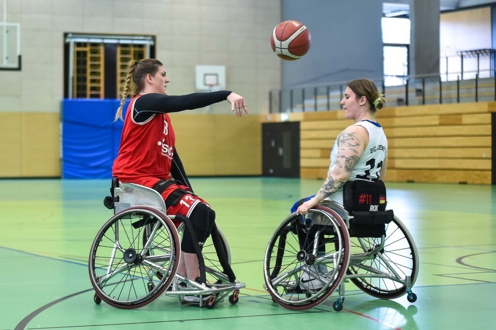 2024-03-17-0169 | Yannick Mildner (RSKV Tübingen #12), Angriff, Korbwurf; Hannes Hartung (BG Baskets Hamburg, #17), Saman Balaghi (BG Baskets Hamburg, #23),( RSKV Tübingen vs. BG Baskets Hamburg, Rollstuhlbasketball 2. Bundesliga, Saison 2023/24, 17.03.2024
Foto: Ralph Kunze - Realisiert mit Pictrs.com