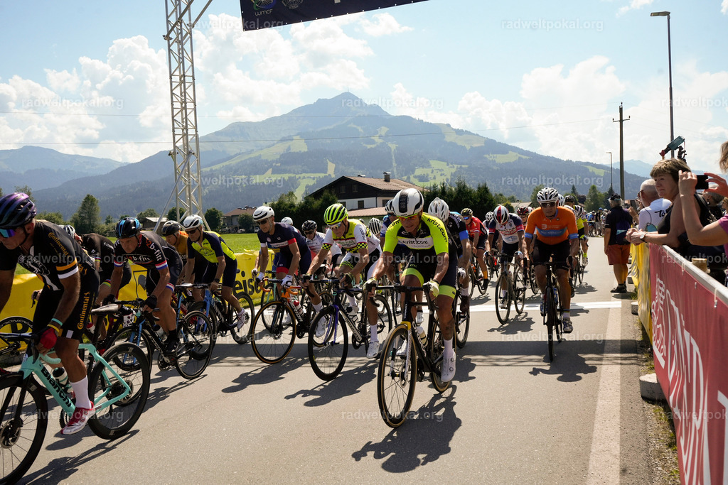 455_20230817_Bewerb_Maenner_Muehlanger | AUT - OESTERREICH, 2023-08-16: SPORT RENNRAD-FAHREN - 55. INTERNATIONALER RADWELTPOKAL IN ST. JOHANN IN TIROL  - Vintage-Radrennen mit WM-Bronze-Medaillen-Siegerin Christina Schweinberger, den Teilnehmer und Alexander Baumann (vom Orginastions-Team) - TAG 2 BEWERB MAENNER IN SECHS GRUPPEN  ; Foto: Roland Muehlanger