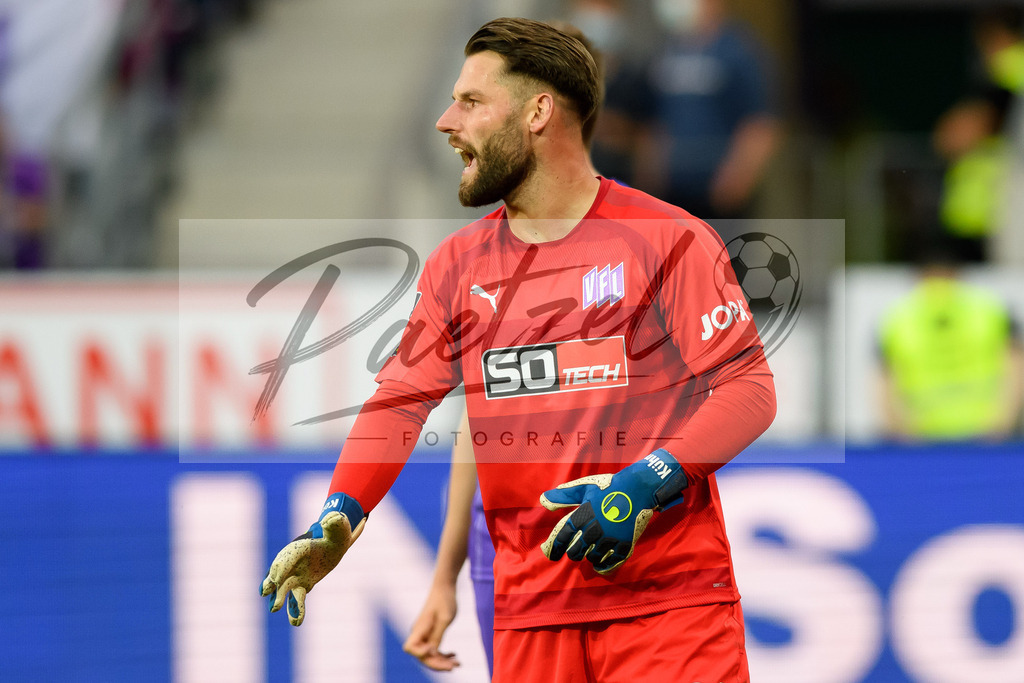 OSNVKO2021090620210906_169 | Fussball, Herren: Torwart Philipp Kühn (VfL Osnabrueck) schaut beim Spiel der 3. Liga zwischen VfL Osnabrueck und FC Viktoria Koeln im Stadion an der Bremer Bruecke am 06.09.2021 in Osnabrueck, Deutschland.DFB / DFL REGULATIONS PROHIBIT ANY USE OF PHOTOGRAPHS AS IMAGE SEQUENCES AND/OR QUASI-VIDEO. - Realisiert mit Pictrs.com