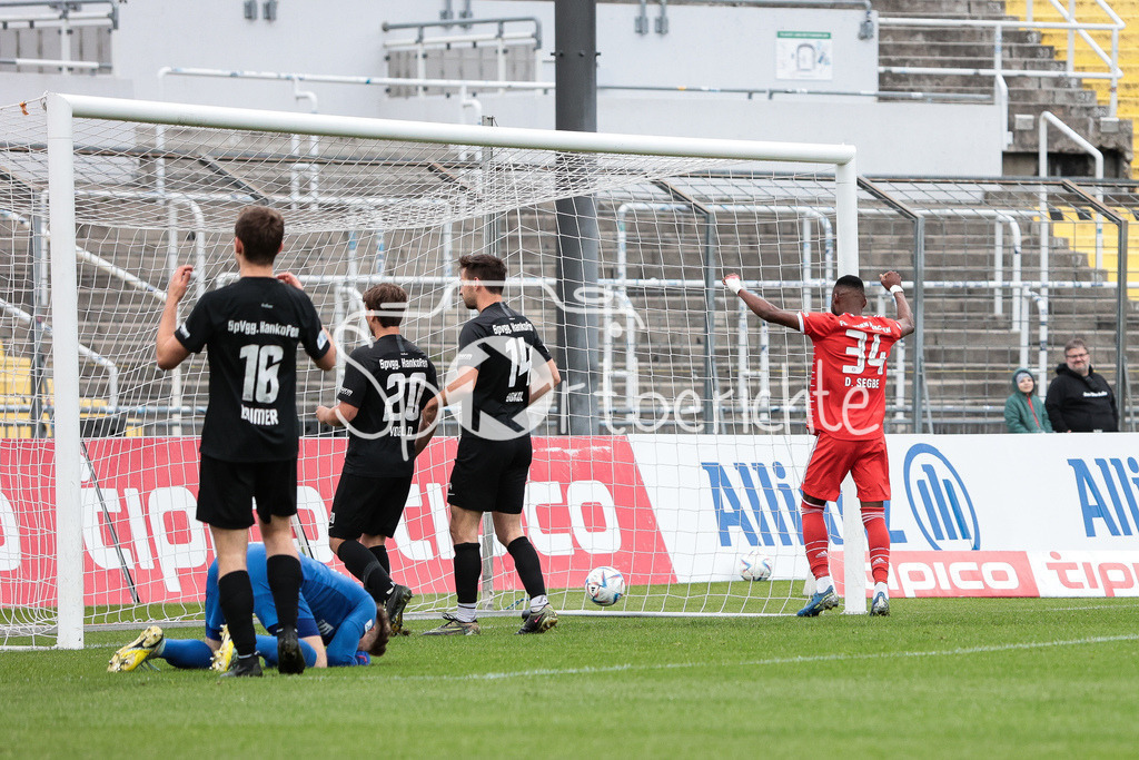 FC Bayern Amateure - SpVgg Hankofen-Hailing | Jubel der BAyern Amateure nach dem Treffer zum 1-0 / Torjubel / Tor