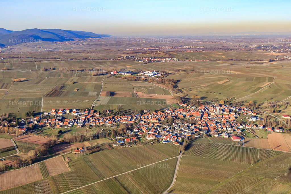 Luftbild: Dorfansicht im Winter aus Süden in Göcklingen im Bundesland Rheinland-Pfalz in Deutschland. Foto: IMG_62408.jpg vom 24.02.2014 durch Werner Riehm/FLY-FOTO.de