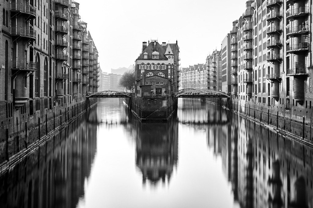 hamburg speicherstadt wasserschloss in schwarzweiss bild auf leinwand acrylglas alu-dibond | Kaufen Sie Hamburg Bilder und Hamburg Fotos auf Leinwand, Acrylglas, Alu-Dibond, oder als Poster in Hamburgs großer Onlinegalerie. Elbphilharmonie Bilder, Hamburger Hafen, Speicherstadt, Alster und viel mehr.