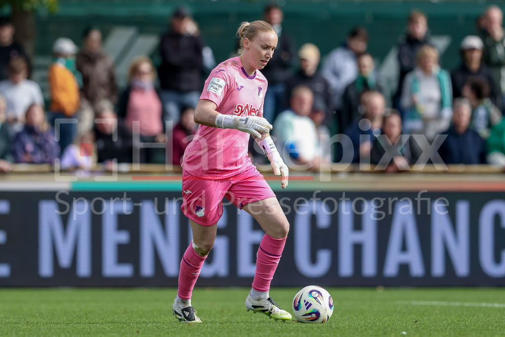 Fussball, Google Pixel Frauen-Bundesliga, SV Werder Bremen - TSG 1899 Hoffenheim | Laura Dick (Torhüterin, TSG 1899 Hoffenheim, 1) am Ball, Freisteller, Einzelbild, Ganzkörper, Aktion, Action, Spielszene, DIE DFB-RICHTLINIEN UNTERSAGEN JEGLICHE NUTZUNG VON FOTOS ALS SEQUENZBILDER UND/ODER VIDEOÄHNLICHE FOTOSTRECKEN. DFB REGULATIONS PROHIBIT ANY USE OF PHOTOGRAPHS AS IMAGE SEQUENCES AND/OR QUASI-VIDEO.