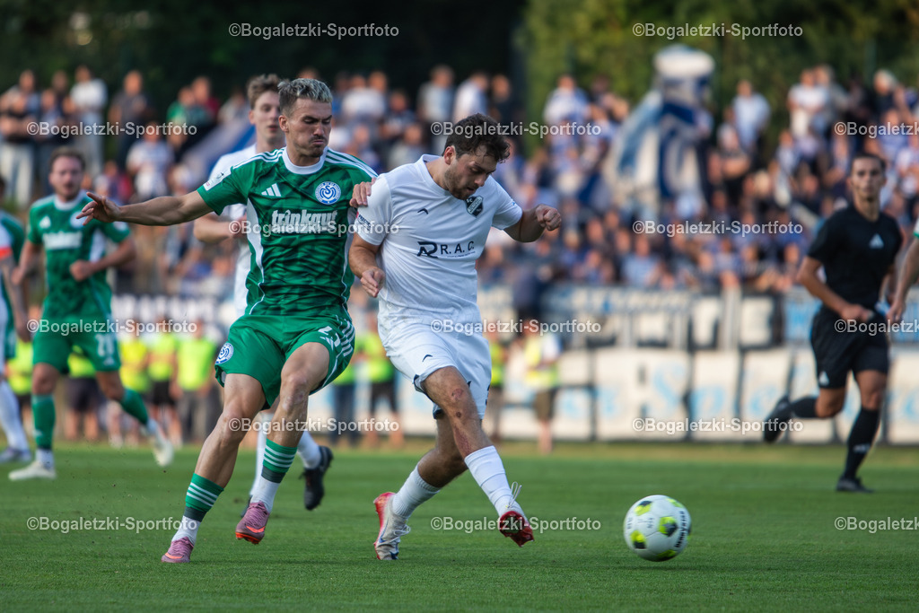 Zweikampf Borkowski & Trützschler | 20.08.2025, Fußball, SC Victoria Mennrath - MSV Duisburg, Niederrheinpokal, Saison 2025/26: Dennis Borkowski (MSV Duisburg #25) und Paul Trützschler (Victoria Mennrath #36) im Zweikampf, Trützschler spielt den Ball weiter - Realisiert mit Pictrs.com