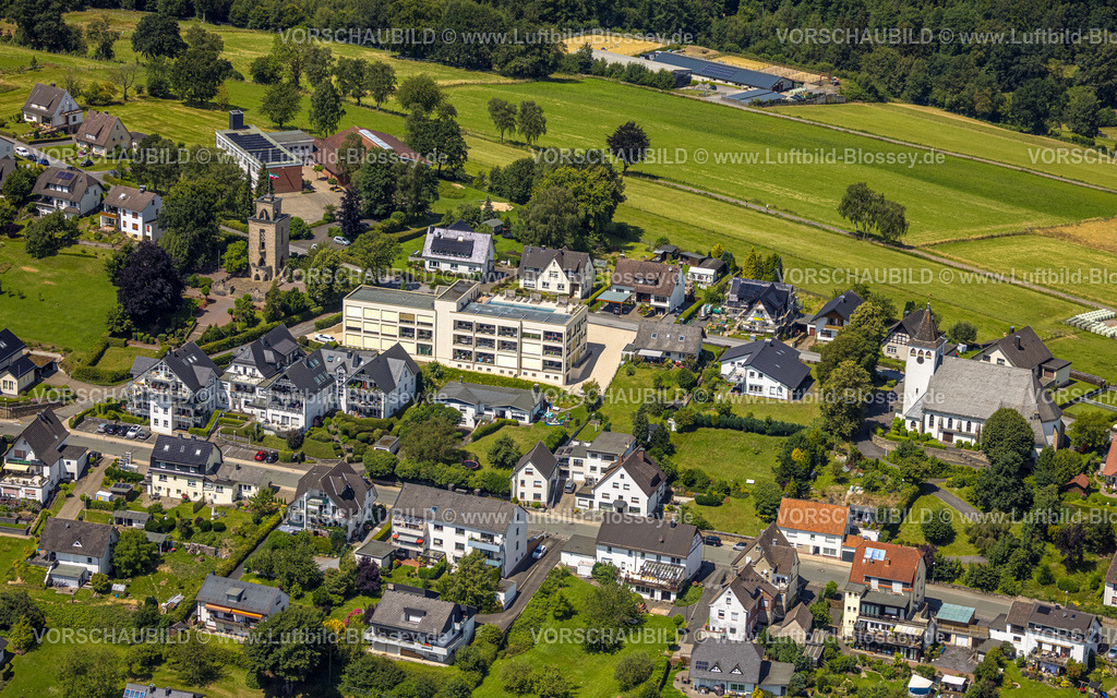 Sundern240708680 | Luftbild, Mehrfamilien-Wohnhaus auf dem Gelände der ehemaligen Leuchtenfabrik Vielhaber, Aussichtsturm mit Ehrenmal, Kirche St. Antonius, Langscheid, Sundern, Sauerland, Nordrhein-Westfalen, Deutschland