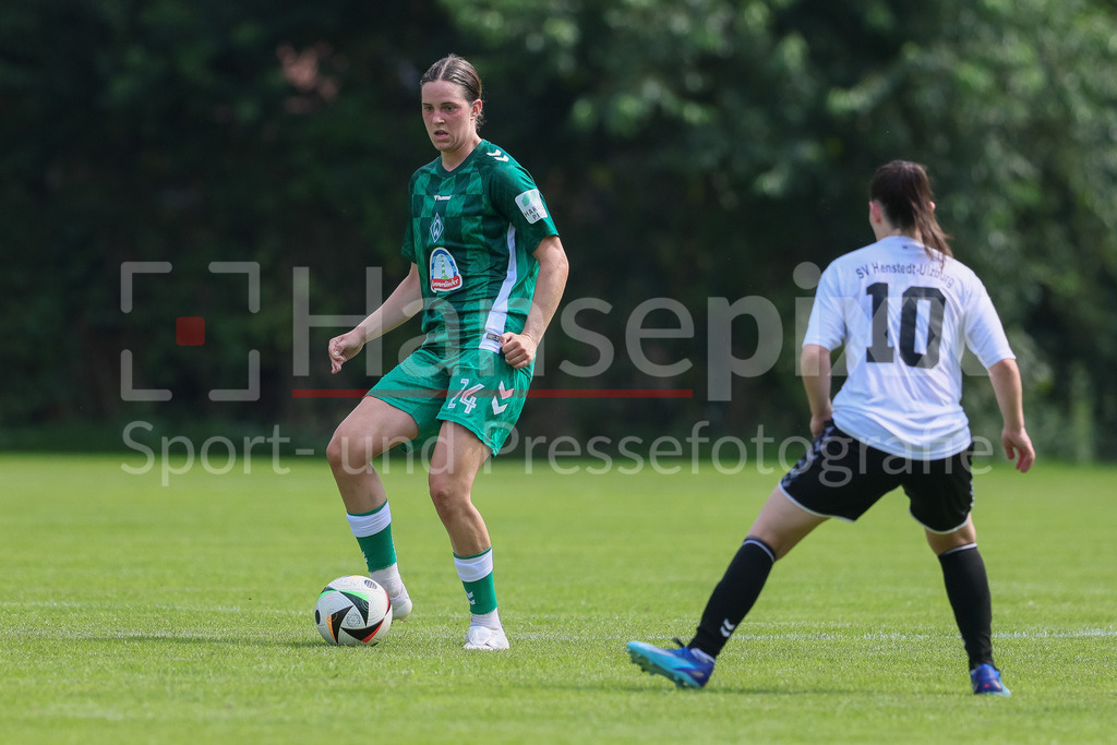 Fussball, Testspiel Frauen, SV Henstedt-Ulzburg - SV Werder Bremen | v.li.: Lara Schmidt (SV Werder Bremen, 24) und Michelle Hille (SV Henstedt-Ulzburg, 10) im Zweikampf, Duell, Dynamik, Aktion, Action, Spielszene