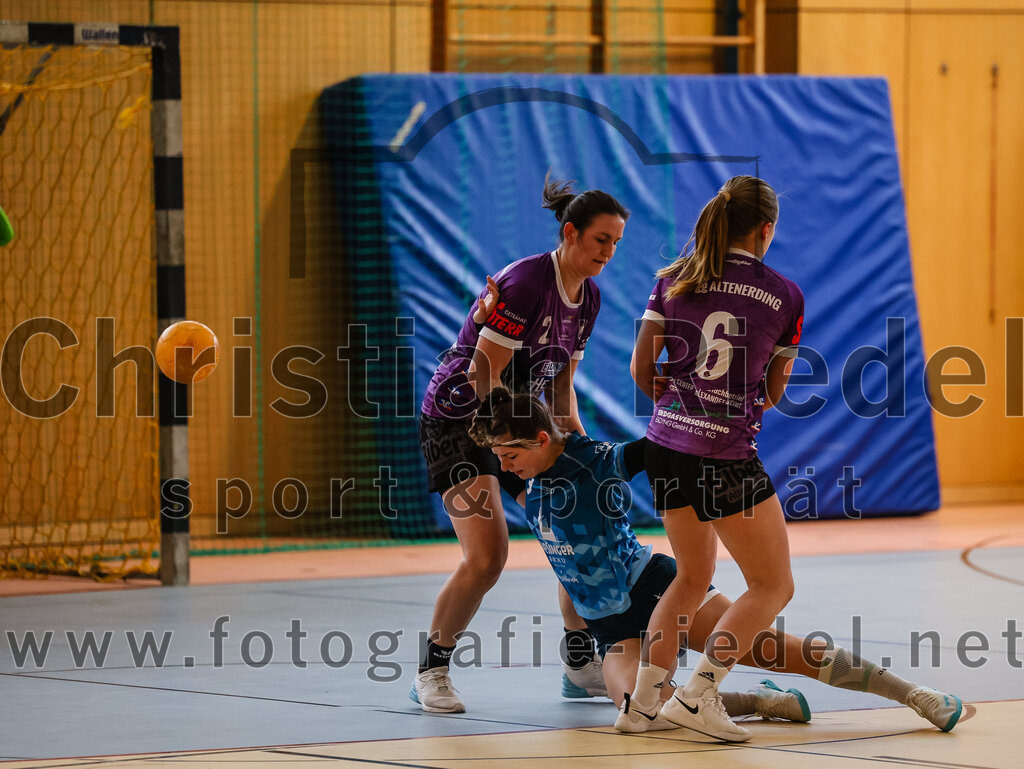 2024-03-09_007_SpVgg_Altenerding_gegen_Eintracht_Dachau-Karlsfeld | Erding, Deutschland, 09.03.2024:
Handball, Bezirksoberliga Frauen Altbayern 2023 / 2024, 17. Spieltag, SpVgg Altenerding gegen Eintracht Dachau-Karlsfeld, Endergebnis: 26:25

Janina Konrad (SpVgg Altenerding, #2), Irina Wutz (TSV Eintracht Karlsfeld, #3), Marlene Mittermeier (SpVgg Altenerding, #6)

Foto: Christian Riedel / fotografie-riedel.net
